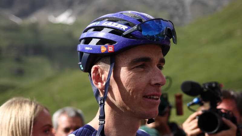 Romain Bardet a l arrivee de la 8e et derniere etape du Dauphine le 15 juin 2025 2097504