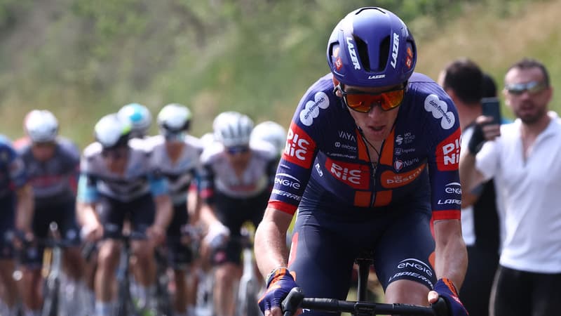 Romain Bardet a l attaque lors de la deuxieme etape du Criterium du Dauphine le 9 juin 2025 2094635