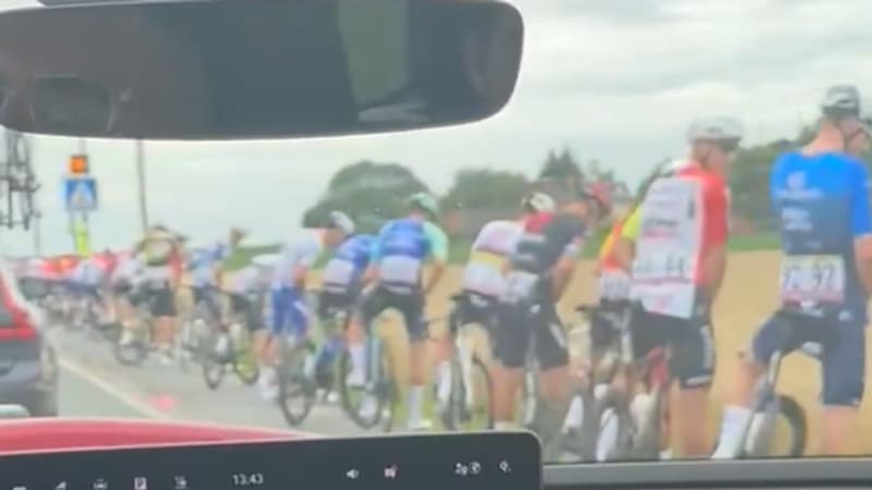 De nombreux coureurs du peloton du Tour de France en train d observer une pause pipi le 5 juillet 2025 2107541