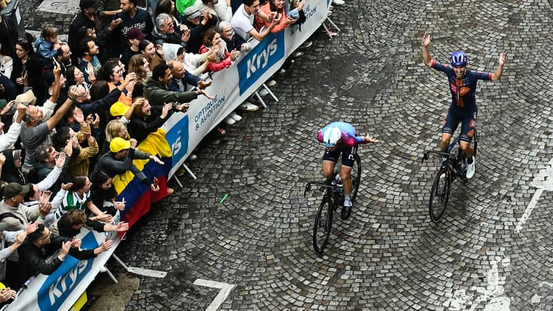 Des coureurs du Tour de France jouent avec le public dans la Butte Montmartre le 27 juillet 2025 2116613