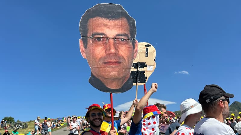 Des fans brandissent un portrait de Xavier Dupont de Ligonnes sur le bord de la route du Tour de France le 18 juillet 2025 2113341