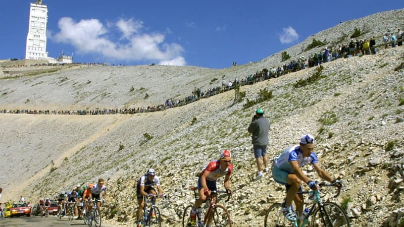Groupe de coureurs du Tour de France lors de l ascension du Mont Ventoux le 13 juin 2001 1063026