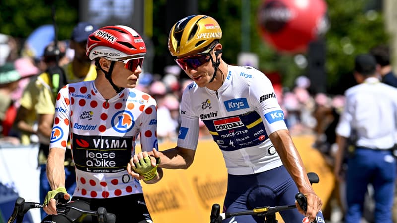 Jonas Vingegaard a gauche avec le maillot a pois serre la main de Remco Evenepoel avant le depart de la 6e etape du Tour de France Bayeux Vire le 10 juillet 2025 2110249