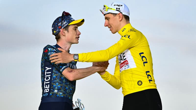 Jonas Vingegaard et Tadej Pogacar se saluent sur le podium final du Tour de France 2024 1907548