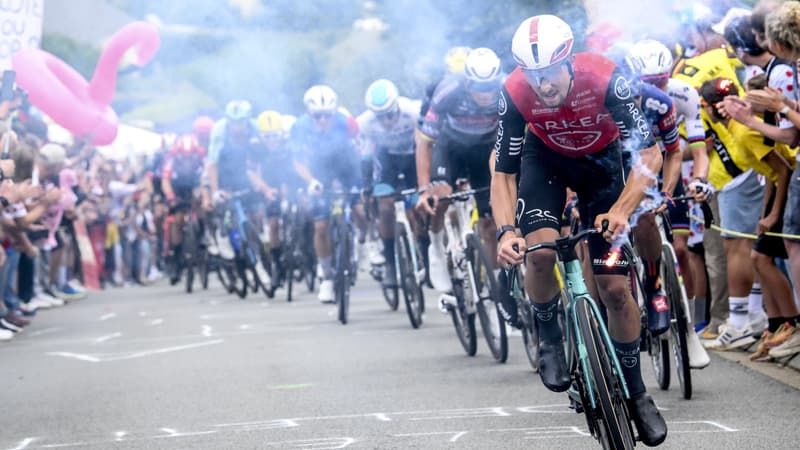 Kevin Vauquelin passant dans le nuage des fumigenes sur la 2e etape du Tour de France 2025 2108789