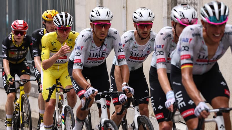L equipe UAE Team Emirates XRG protege son leader Tadej Pogacar vetu du maillot jaune sur la 14e etape du Tour de France 19 juillet 2025 2114931