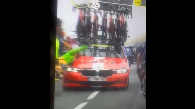 La voiture d Inoes fauche un spectateur au sommet du col de Peyresourde le 19 juillet 2025 2113553
