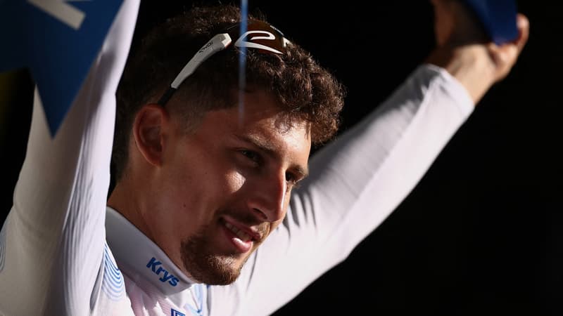 Le Francais Kevin Vauquelin de la formation Arkea B and B Hotels sur le Tour de France 2025 lors de la remise du maillot blanc apres la 2e etape 2108669