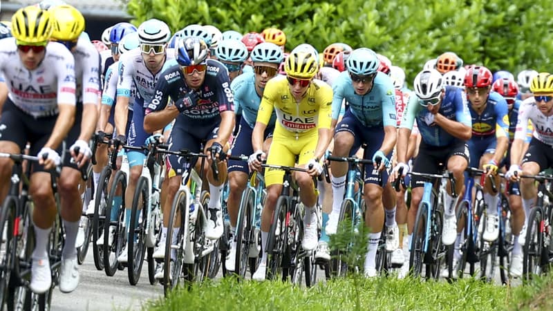 Le Slovene Pogacar dans le peloton lors de la 12e etape du Tour de France 1901926