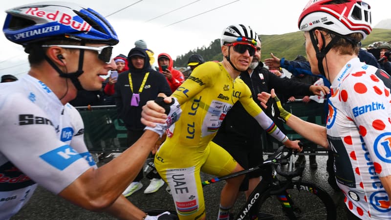 Le maillot jaune Tadej Pogacar salue Florian Lipowitz et Jonas Vingegaard apres la 19e etape du Tour de France 25 juillet 2025 2115911