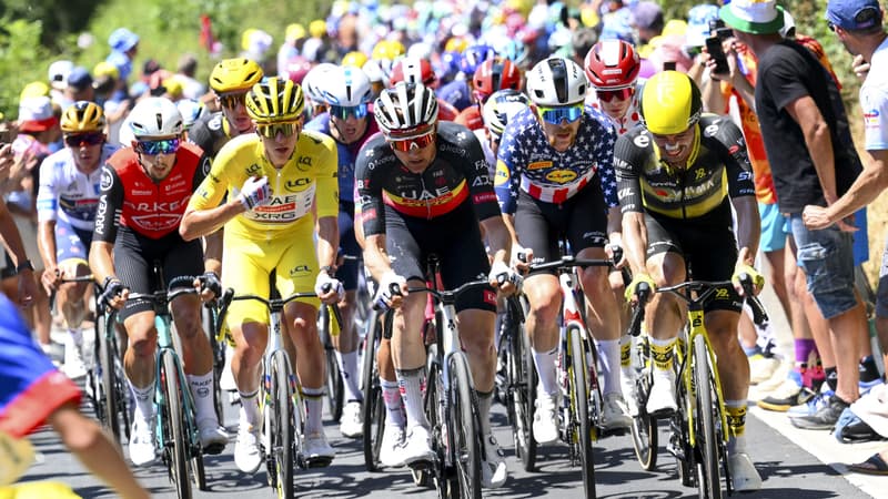 Le peloton lors de la 6e etape du Tour de France avec Tadej Pogacar en jaune le 10 juillet 2025 2110272