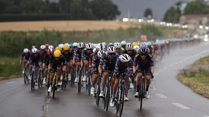 Le peloton sur les routes humides de la 178e etape du Tour de France 23 juillet 2025 2115004