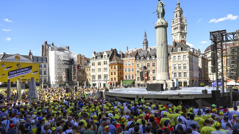 Les fans attendent les coureurs du Tour de France pour la presentation le 3 juillet 2025 sur la Grand Place a Lille 2106578