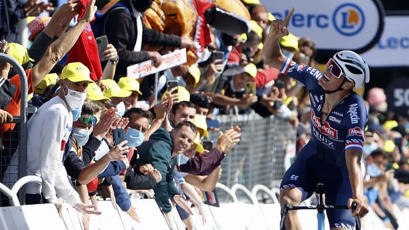Mathieu Van der Poel celebre sa victoire a Mur de Bretagne en pointant son index vers le ciel en hommage a son grand pere Raymond Poulidor le 27 juin 2021 2110340