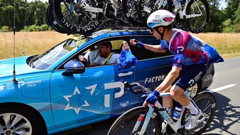 Michael Woods se ravitaille aupres de sa voiture lors de la 9e etape du Tour de France le 13 juillet 2025 2112062