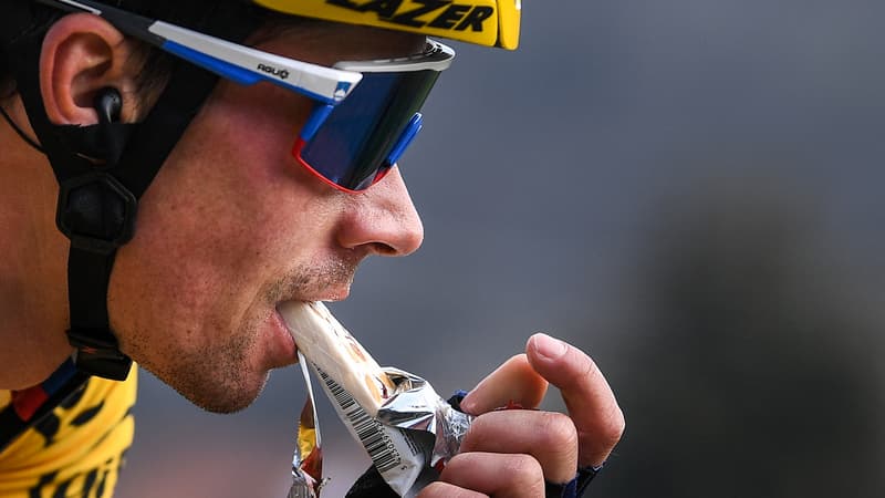 Primoz Roglic en train de s alimenter sur Paris Nice en 2021 2103597