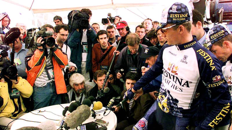 Richard Virenque face a la presse au moment de l eclatement de l affaire Festina le 14 juillet 1998 2108678