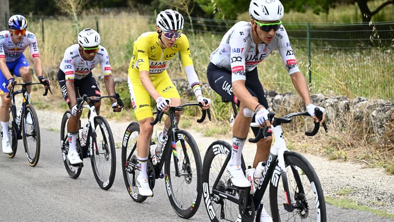Tadej Pogacar au chaud dans le peloton lors de la 17e etape du Tour de France 23 juillet 2025 2114973