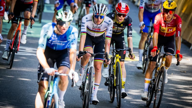 Tadej Pogacar deuxieme en partant de la gauche lors de l arrivee de la 11e etape du Tour de France a Toulouse le 16 juillet 2025 2112749