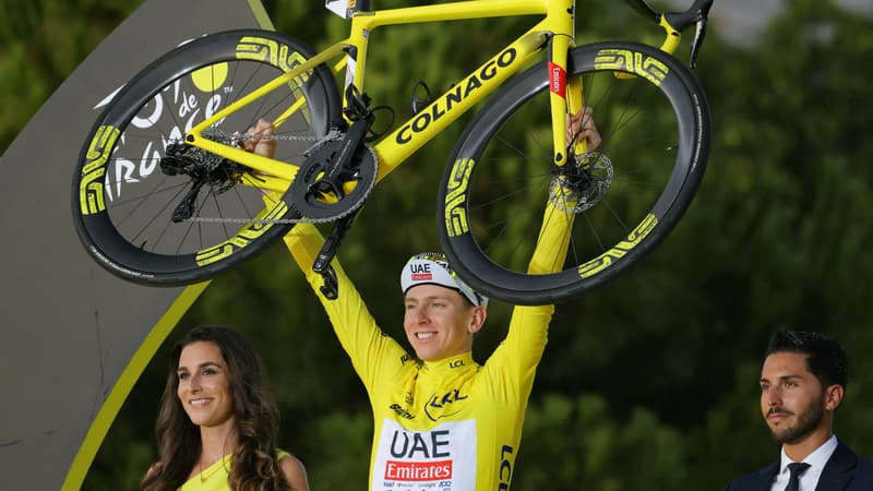 Tadej Pogacar porte son velo en triomphe apres sa victoire finale sur le Tour de France le 21 juillet 2024 2105285