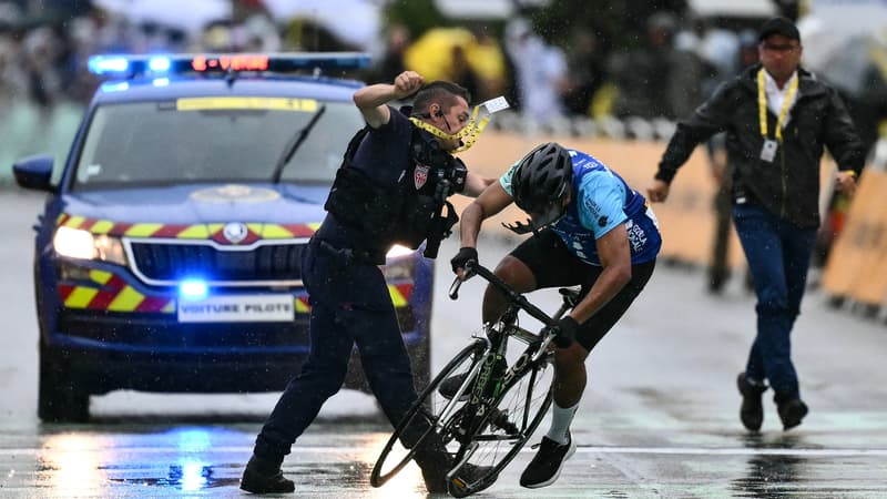 Un CRS intercepte un cycliste amateur tentant de franchir la ligne d arrivee du Tour de France a Valence le 23 juillet 2024 2115083 1