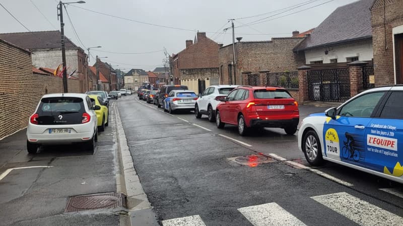 Un embouteillage avant le depart de la 2e etape du Tour de France a Lauwin Planque le 6 juillet 2025 2107798