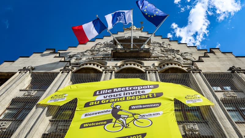 Un maillot jaune geant dans les rues de Lille avant le Grand Depart du Tour de France 2025 2107139