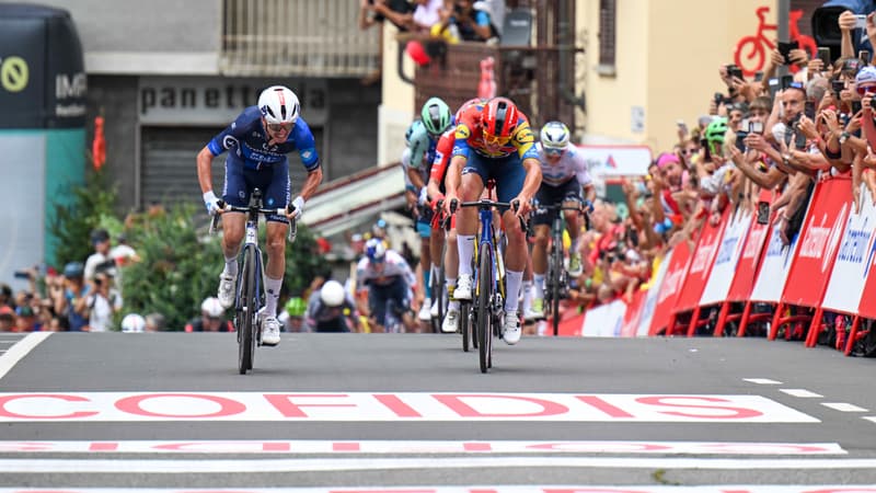 David Gaudu et Mads Perdersen au sprint final de la 3e etape de la Vuelta le 25 aout 2025 2127187