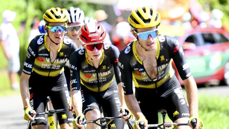 Jonas Vingegaard accompagne de Sepp Kuss et Simon Yates sur le Tour de France le 17 juillet 2025 2114237