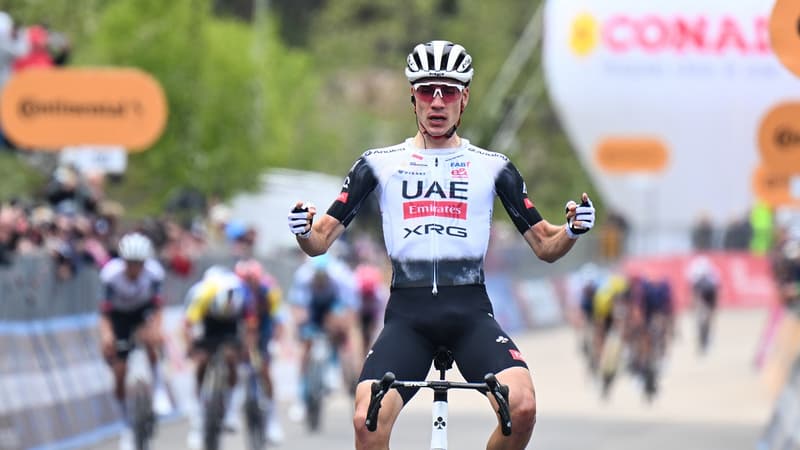 Juan Ayuso franchit la ligne d arrivee de la 7e etape en vainqueur le 16 mai 2025 2082807
