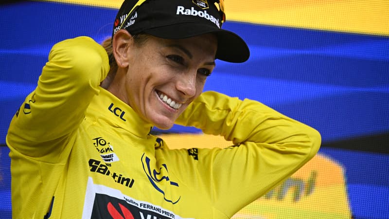Pauline Ferrand Prevot enfile le maillot jaune du Tour de France feminin 3 aout 2025 2118844