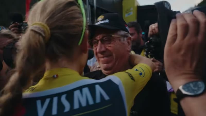 Pauline Ferrand Prevot faisant un calin a ses parents apres son sacre sur le Tour de France femmes 2025 2123609