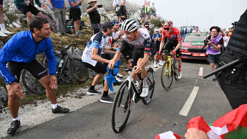 Joao Almeida et Jonas Vingegaard sur la montee de l Angliru le 5 septembre 2025 sur la Vuelta 2133192 1