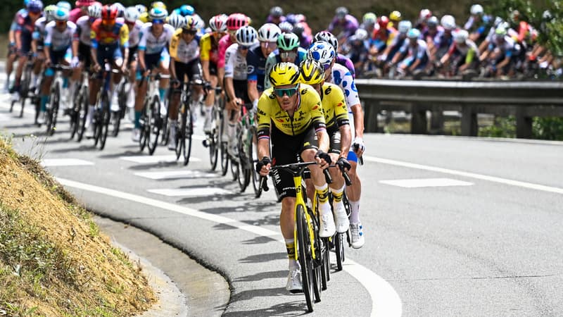 La Visma imprime le train au sein du peloton lors de la 11e etape de la Vuelta 3 septembre 2025 2131606