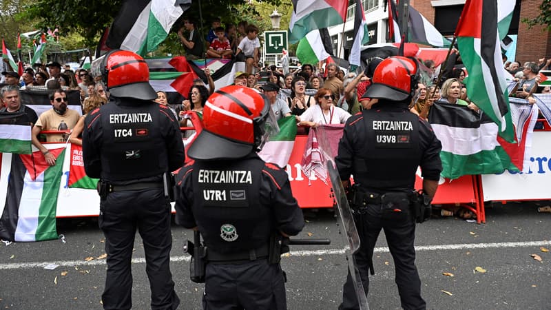 Manifestation pro palestinienne sur la Vuelta la 11e etape ecourtee 2131667