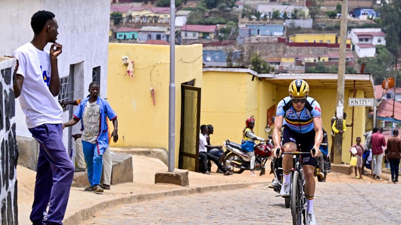 Remco Evenepoel en reconnaissance sur le trace de la course en ligne des championnats du monde de cyclisme a Kigali Rwanda le 24 septembre 2025 2143946