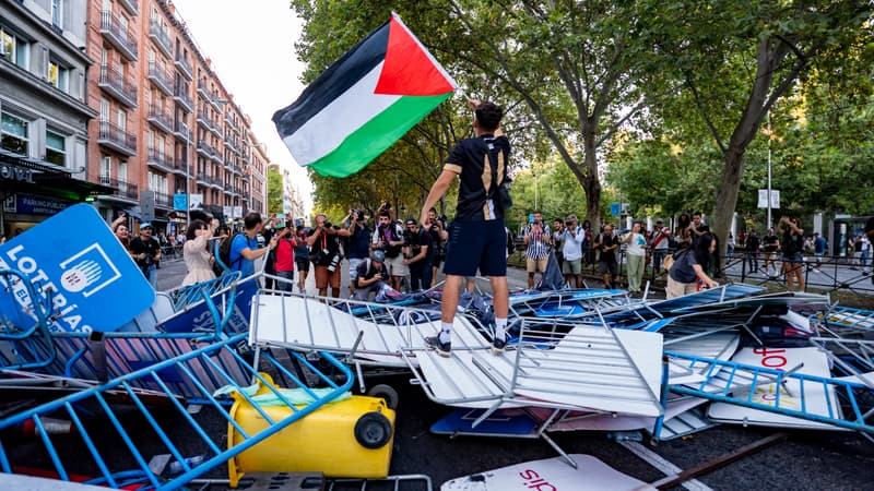 Un manifestant brandit un drapeau de la Palestine lors de l arrivee de la Vuelta a Madrid le 14 septembre 2025 2146071