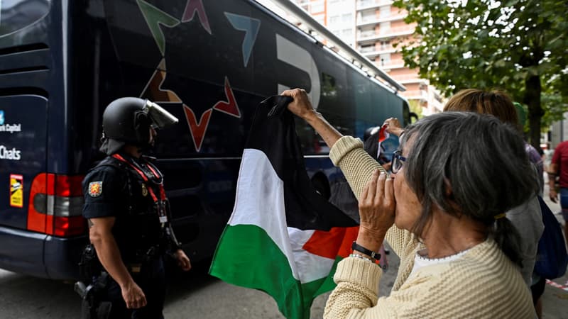 Une militante pro palestinienne crie au passage du bus de l equipe Israel Premier Tech sur la Vuelta 4 septembre 2025 2133093 1
