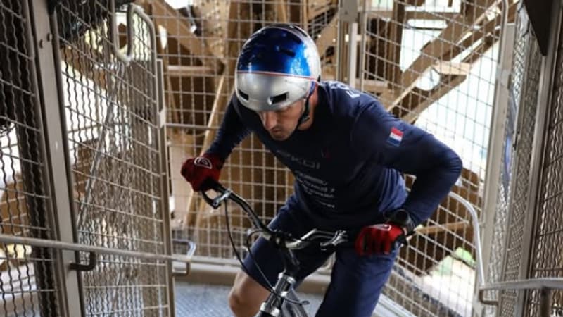 Aurelien Fontenoy grimpe les marches de la Tour Eiffel en VTT le 2 octobre 2153352