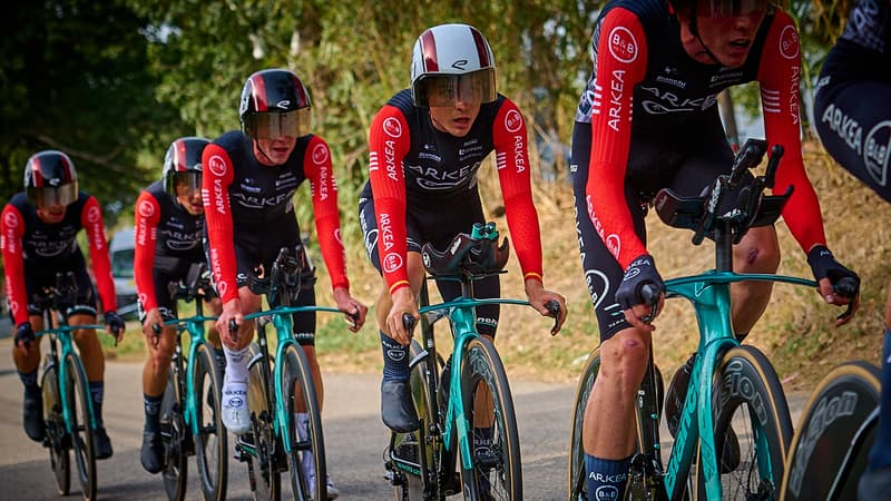 Des coureurs de Arkea B and B Hotels sur la Vuelta le 27 08 2025 2148368