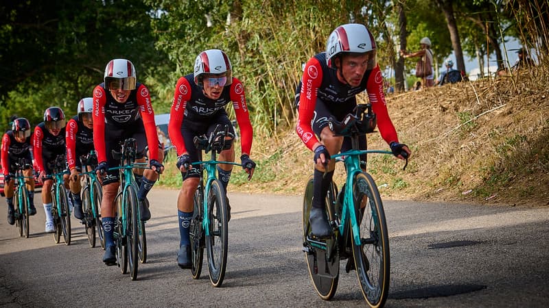 L equipe d Arkea B and B Hotels lors de la 5e etape de la Vuelta le 27 aout 2025 2156286