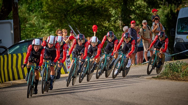 La formation Arkea B and B Hotels lors du contre la montre par equipes de la Vuelta le 27 aout 2025 2148067