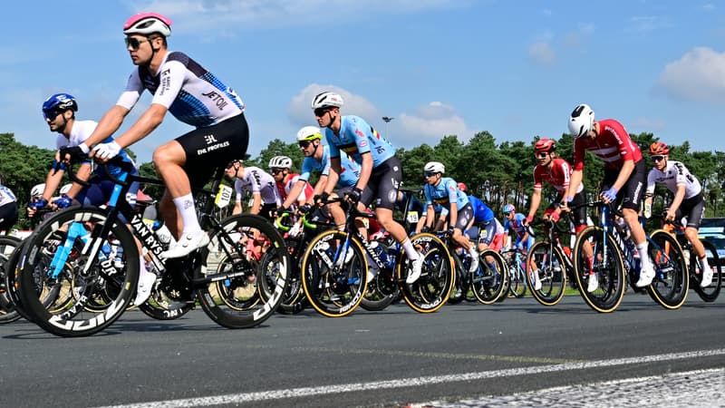 Le peloton lors des championnats d Europe de cyclisme le 15 09 2024 1937443