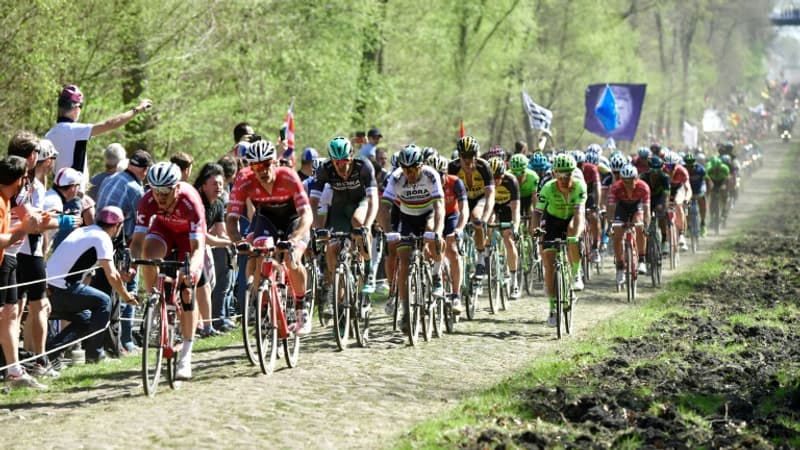 Les coureurs traversent la Trouee d Arenberg lors de la 115e edition de Paris Roubaix le 9 avril 2017 1393803