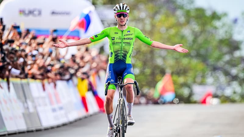 Tadej Pogacar celebre son titre de champion du monde 2025 le 28 septembre 2025 2145568