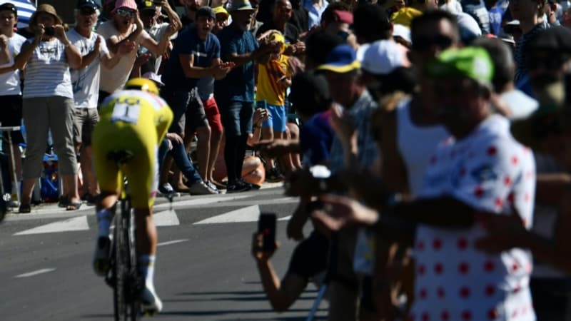Le Slovene Tadej Pogacar encourage par les spectateurs lors de la 20e etape du Tour de France un contre la montre entre Libourne et Saint Emilion le 17 juillet 2021 1070457