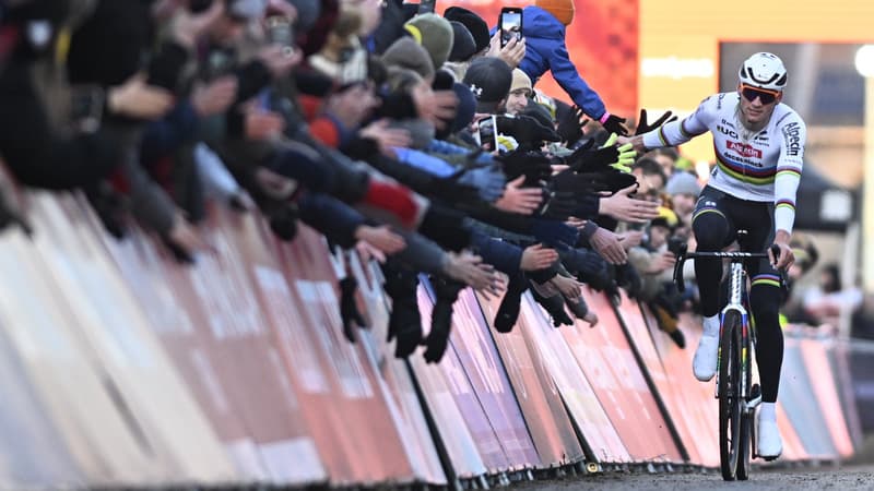Le Neerlandais Mathieu Van Der Poel au moment de franchir la ligne d arrivee apres avoir remporte la course elite masculine de la coupe du monde de cyclisme de cyclocross a Gavere le vendredi 26 decem