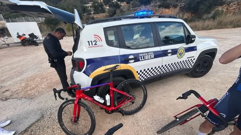 Un policier arrete des coureurs de la formation Groupama FDJ en Espagne decembre 2025 2199772