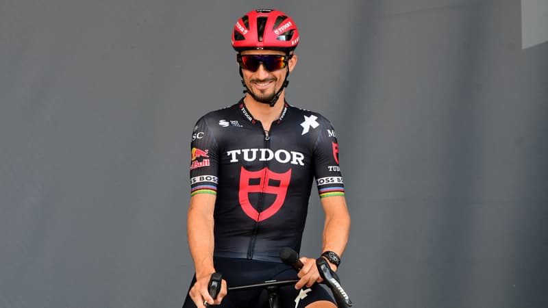 Julian Alaphilippe Tudor sur le podium avant le depart de la 18e etape du Tour de France 24 juillet 2025 2137018