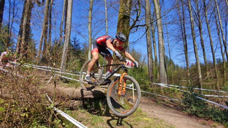 Hugo Drechou en course de VTT lors de la Gold Trophy Sabine Spitz à Bad Säckingen, en avril 2017